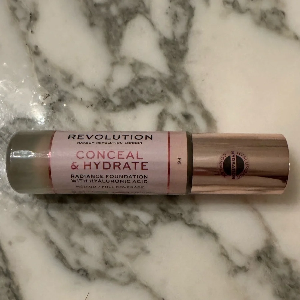 Bundle of Two Makeup REVOLUTION F6 CONCEAL & HYDRATE Radiance CONCEALER